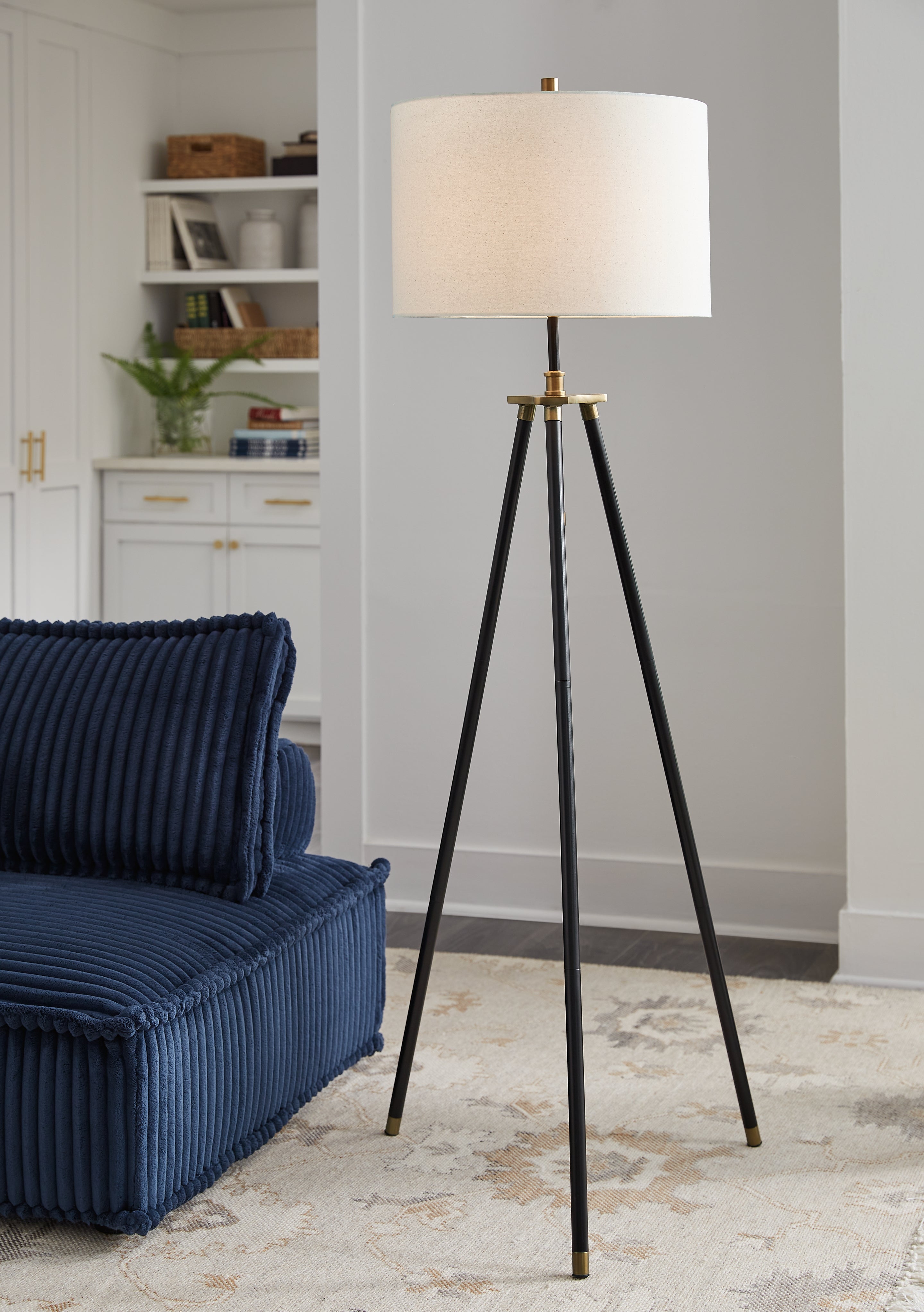 Floridian Furniture - Ashley Furniture - Cashner Lighting - Metal Floor Lamp (1/CN) / Black/Gold Finish - L206101