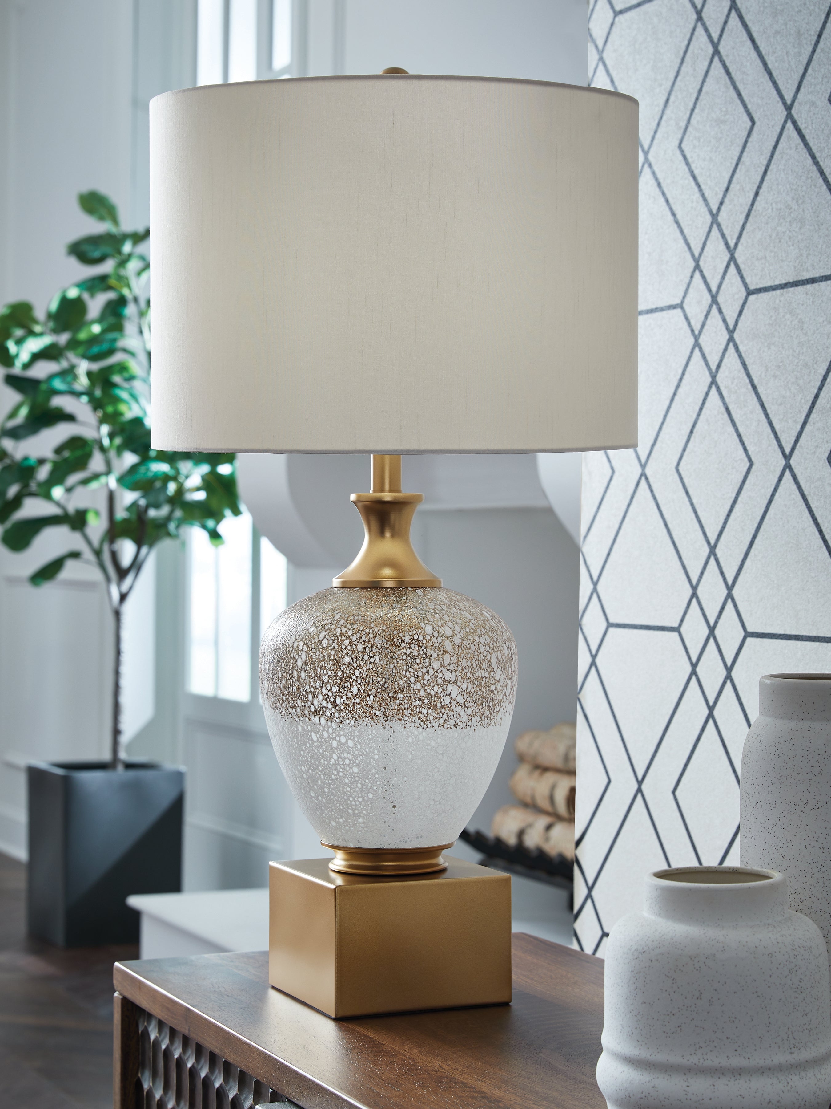 Floridian Furniture - Ashley Furniture - Tavisburg Lighting - Glass Table Lamp (1/CN) / Brown/White/Gold - L430894