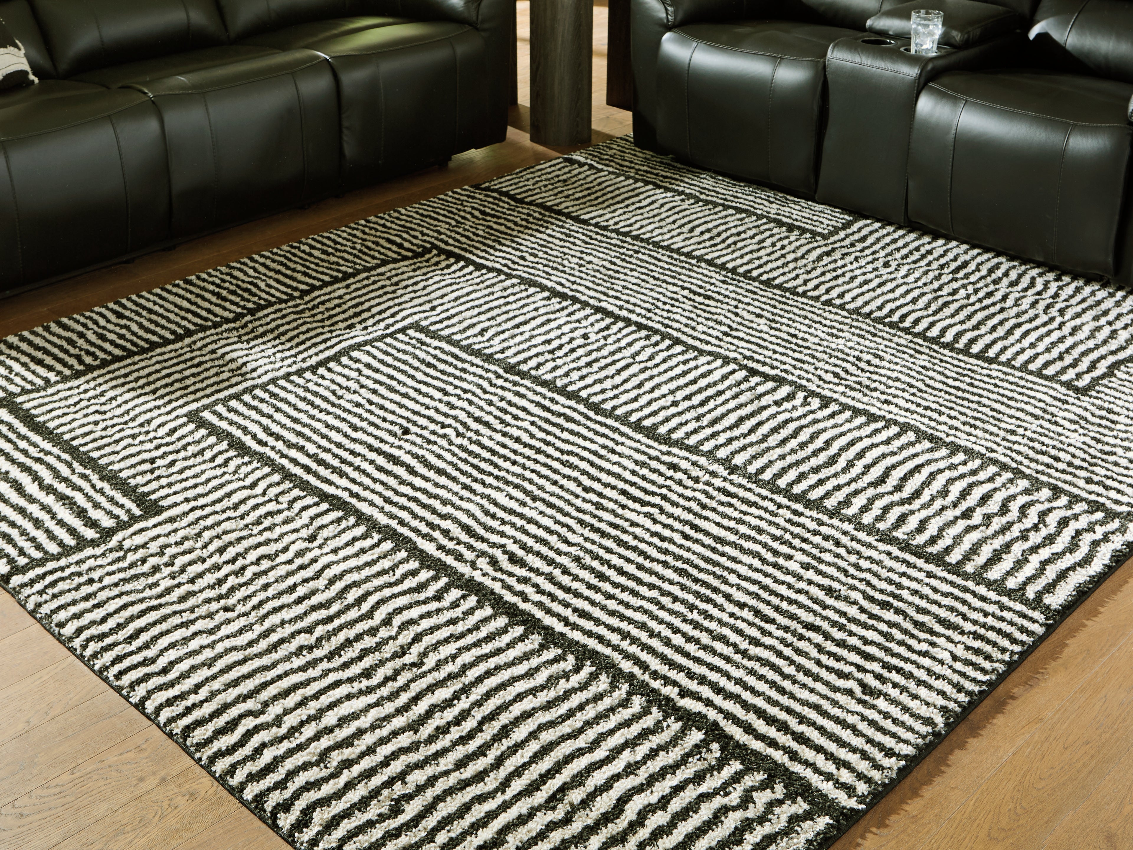 Floridian Furniture - Ashley Furniture - Kurtmen Rug - 7'10" x 9'10" Area Rug / Black/Ivory - R407591
