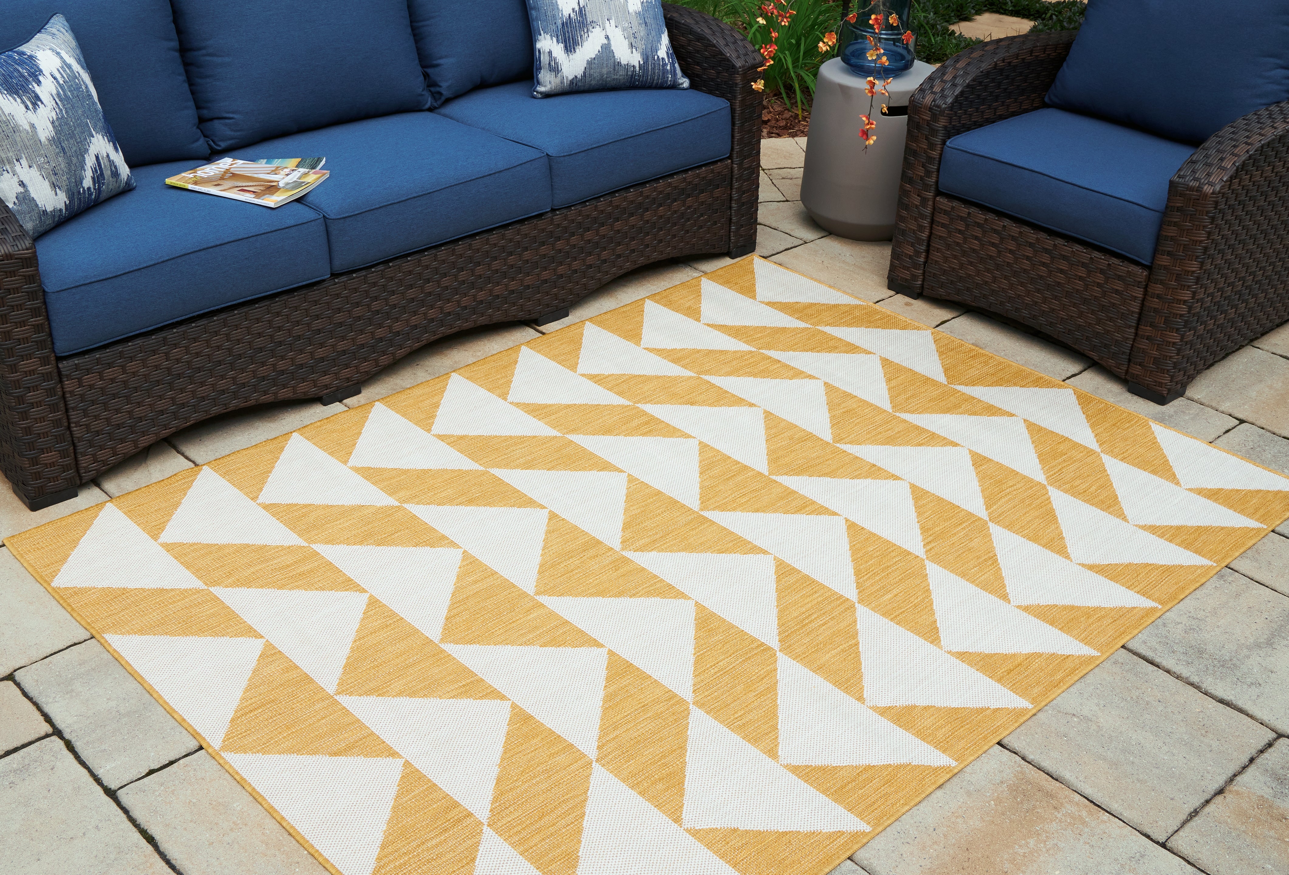 Floridian Furniture - Ashley Furniture - Thomley Rug - 5' x 7' Rug / Ivory/Yellow - R900062