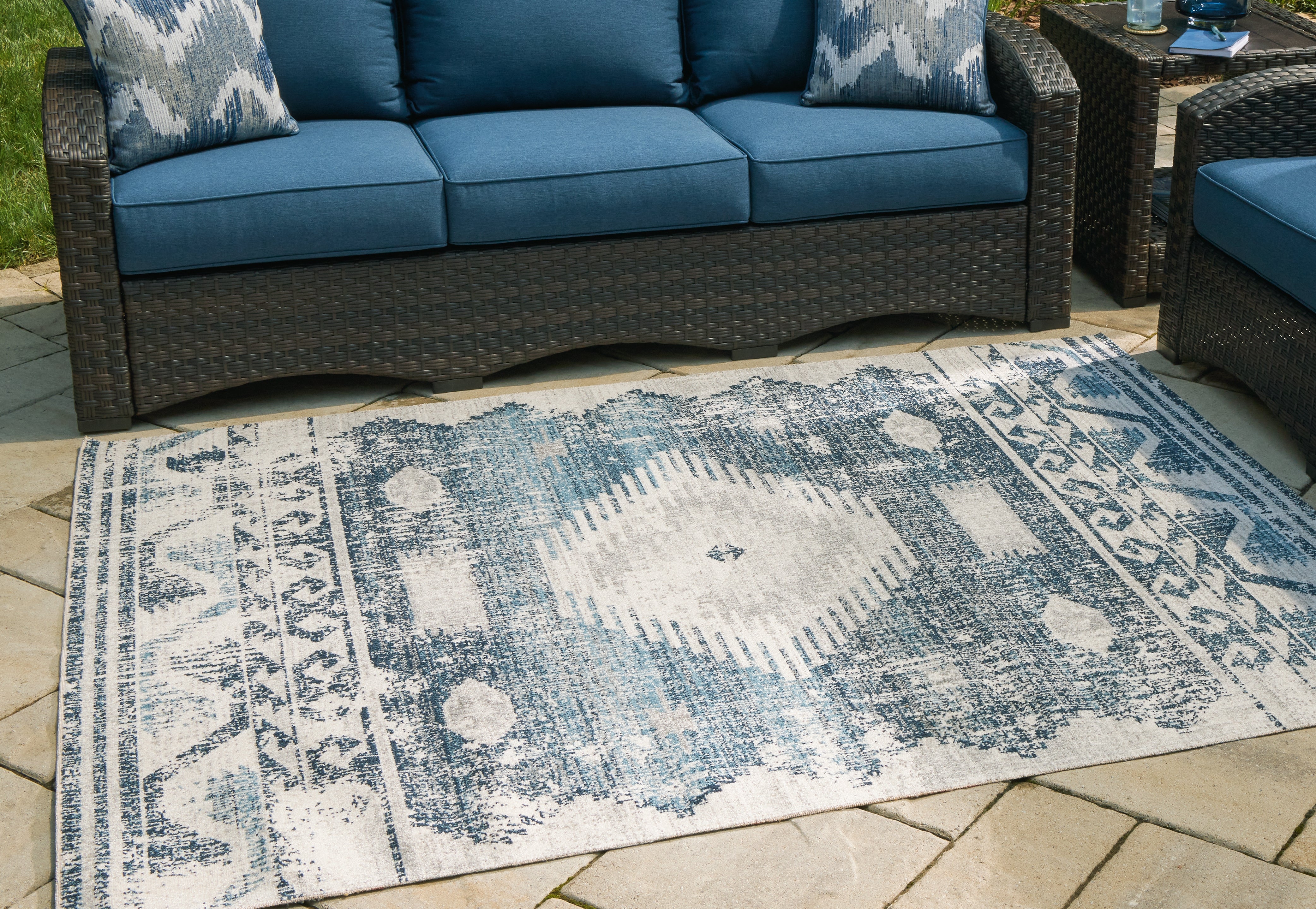 Floridian Furniture - Ashley Furniture - Daddridge Rug - 8' x 10' Rug / Blue/Gray/Ivory - R900101