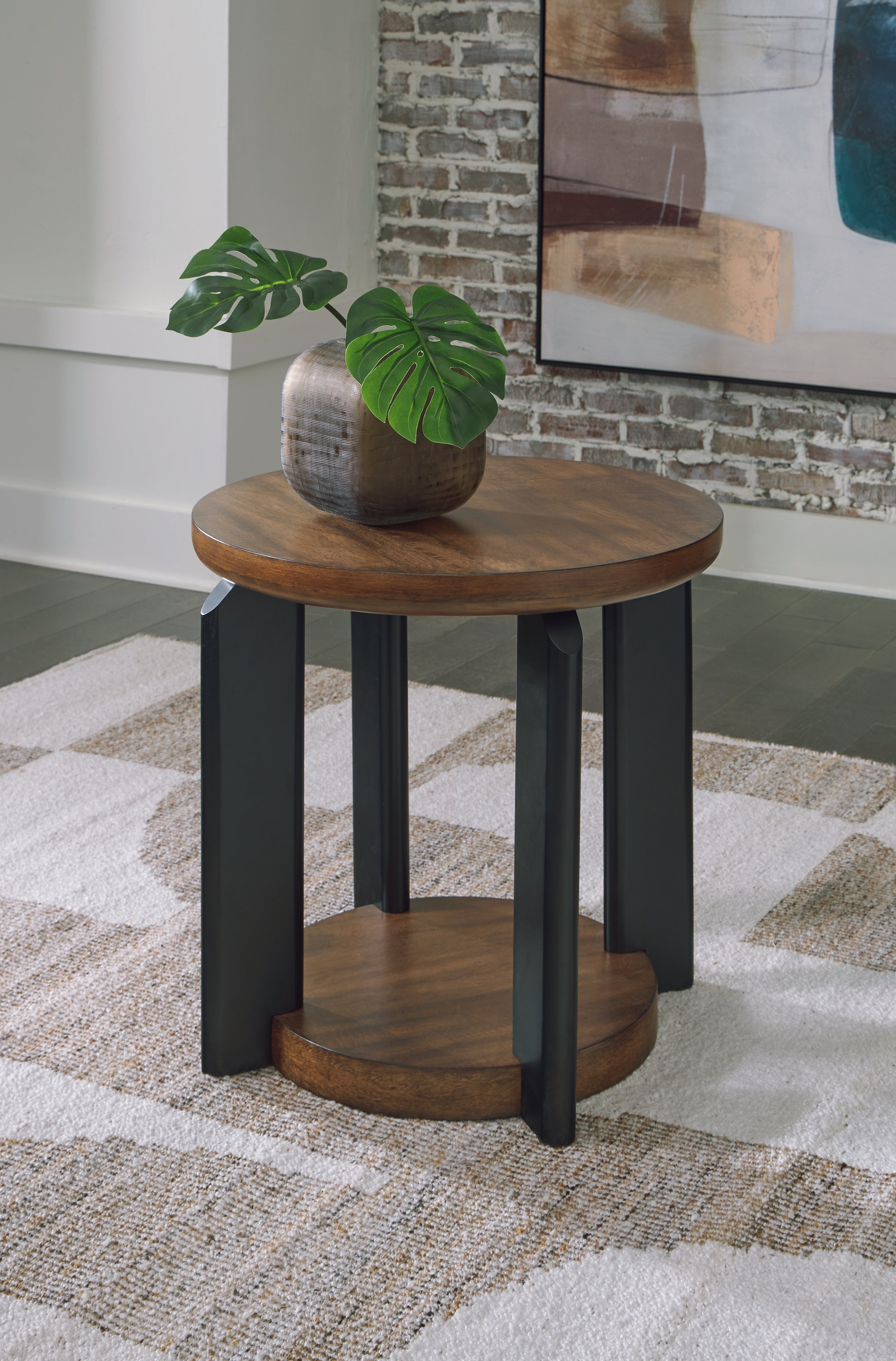 Floridian Furniture - Ashley Furniture - Kraeburn End Table - Round End Table / Brown/Black - T624-6