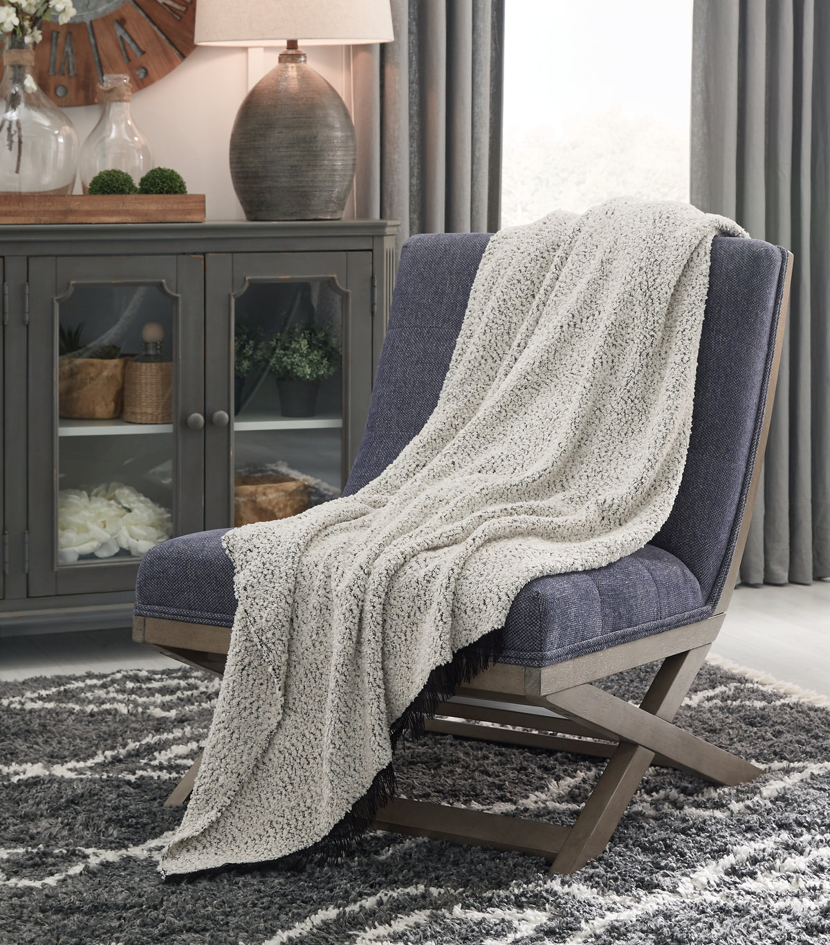 Floridian Furniture - Ashley Furniture - Leonita Throw (Set of 3) - Throw (3/CS) / Black/White - A1000769