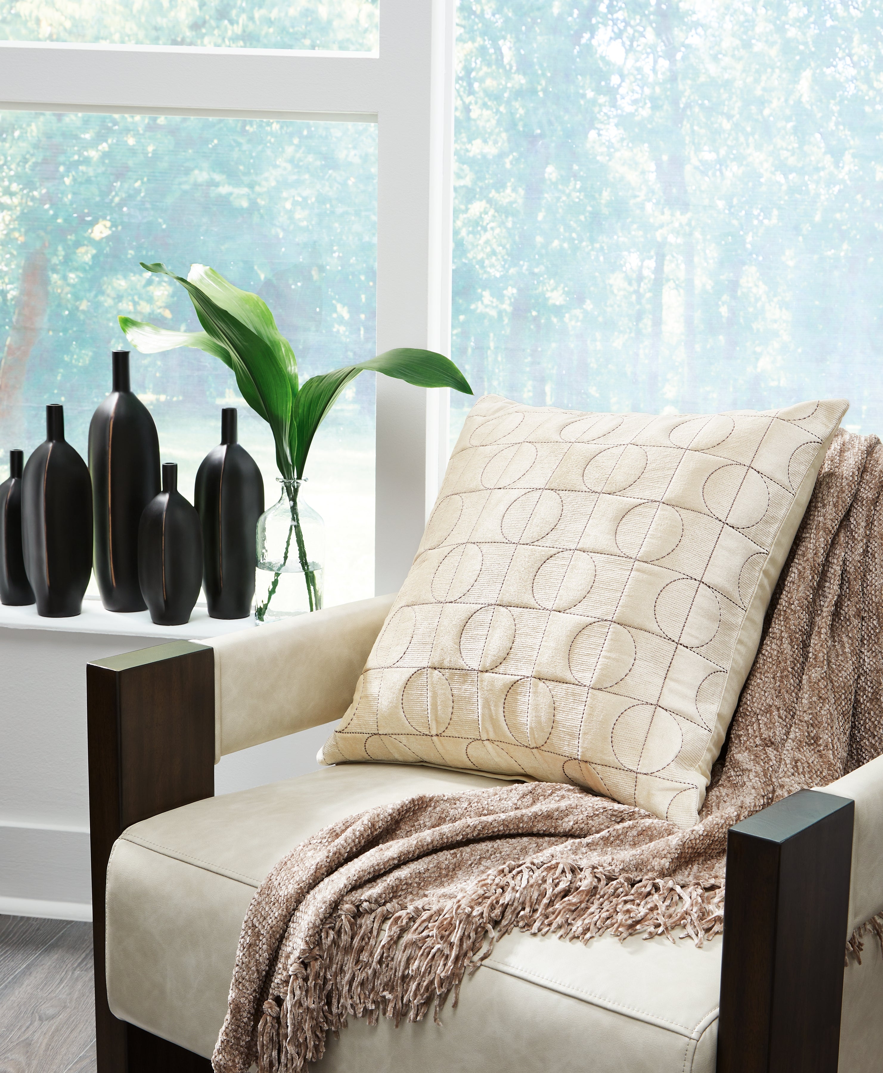 Floridian Furniture - Ashley Furniture - Kydner Pillows - Pillow (4/CS) / White/Black - A1001107