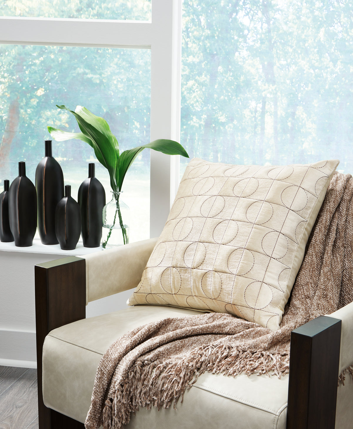 Floridian Furniture - Ashley Furniture - Kydner Pillows - Pillow (4/CS) / White/Black - A1001107