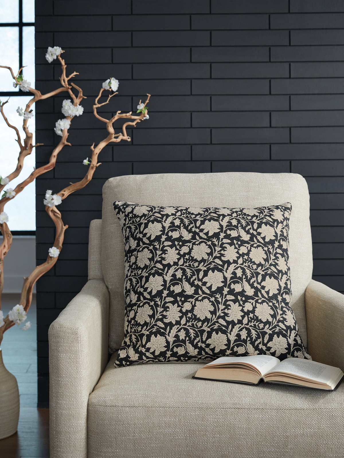Floridian Furniture - Ashley Furniture - Alanderson Pillows - Pillow (4/CS) / Black/Ivory - A1001100
