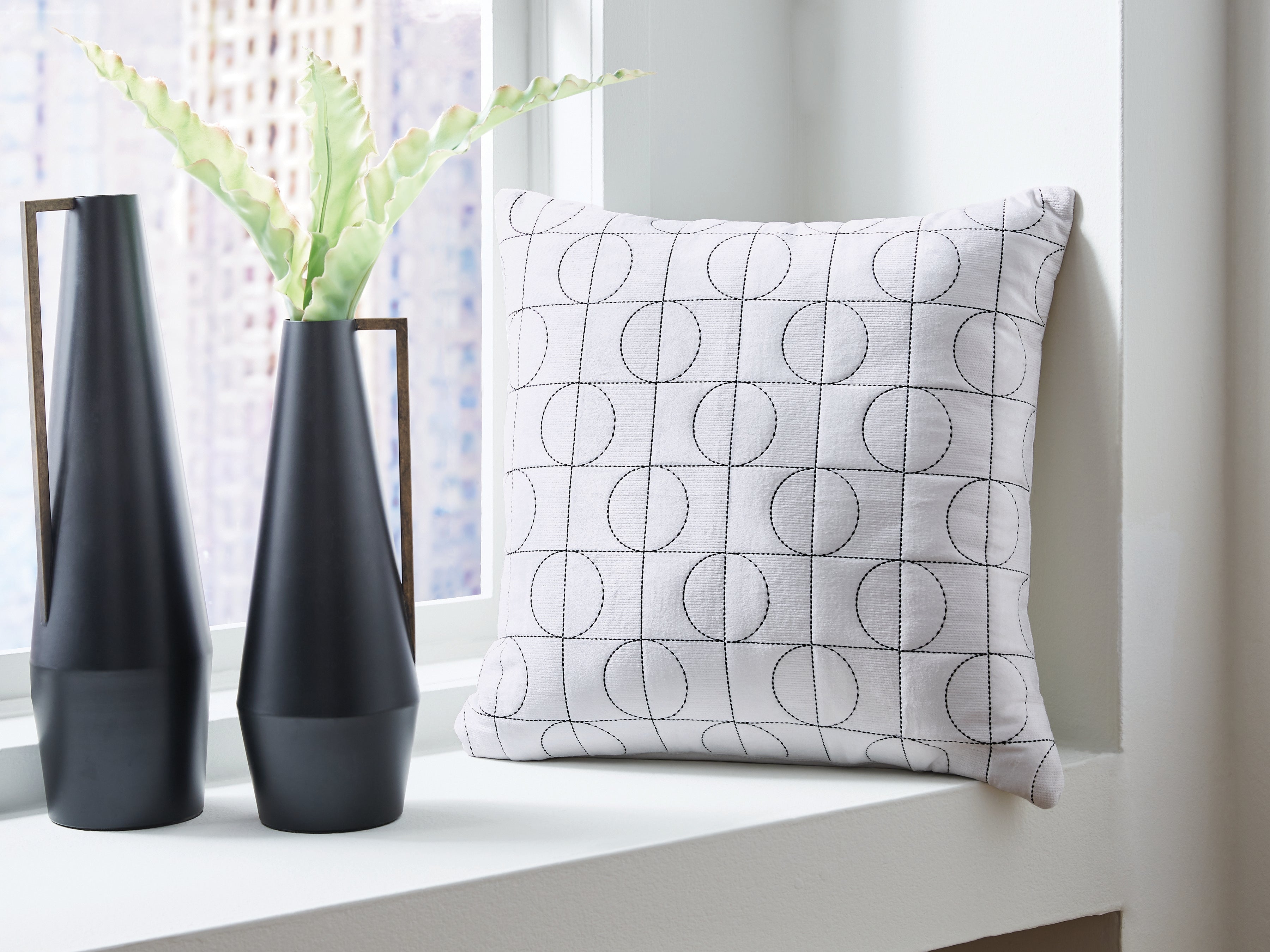 Floridian Furniture - Ashley Furniture - Kydner Pillows - Pillow (4/CS) / White/Black - A1001107