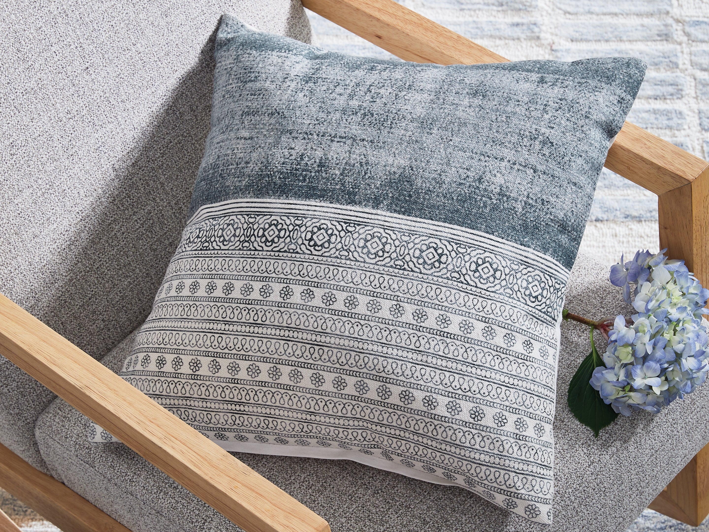 Floridian Furniture - Ashley Furniture - Harperville Pillows - Pillow (4/CS) / Blue/White - A1001127