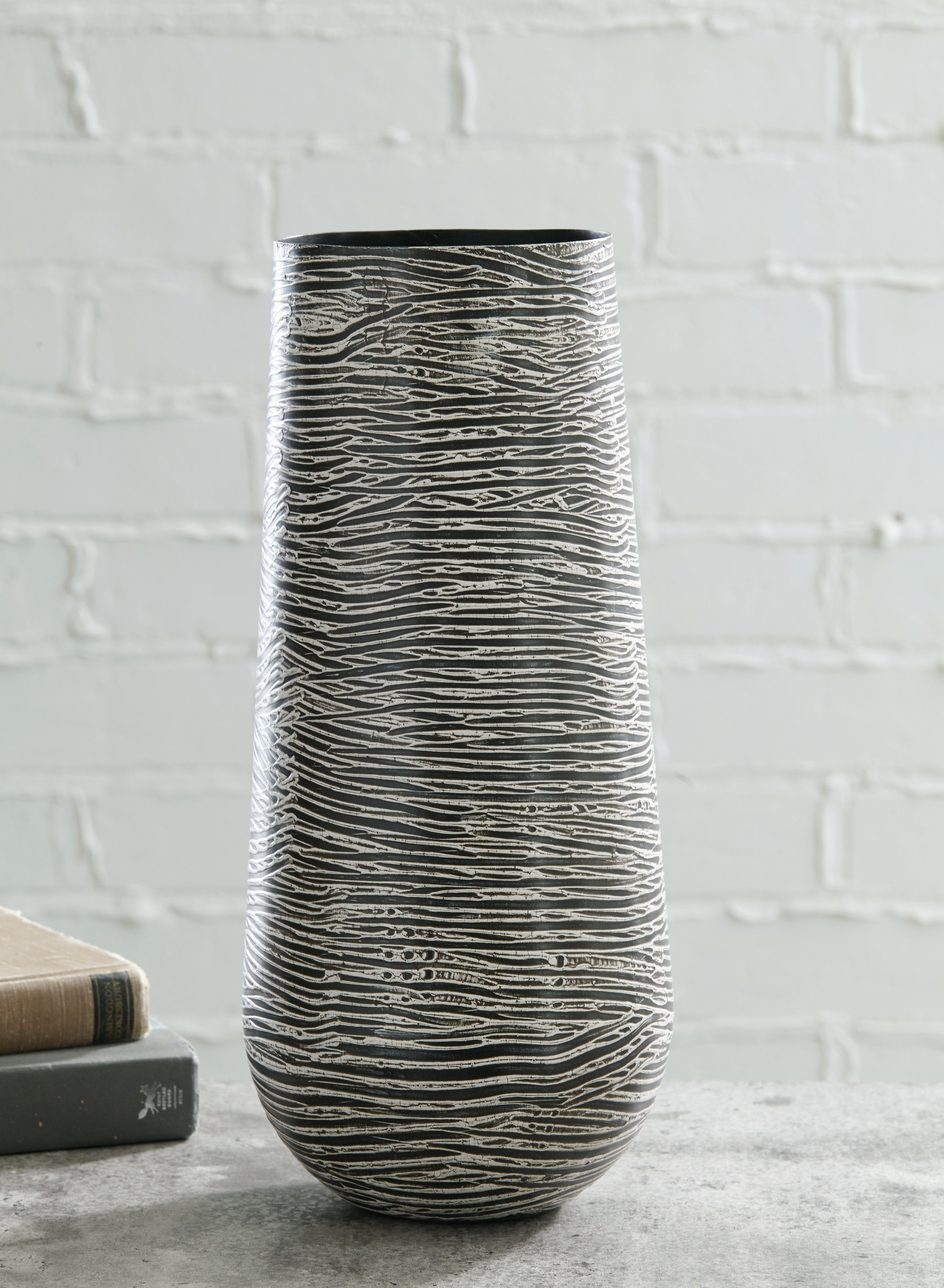 Floridian Furniture - Ashley Furniture - Fynn Vase - Vase / Antique Gray - A2000515