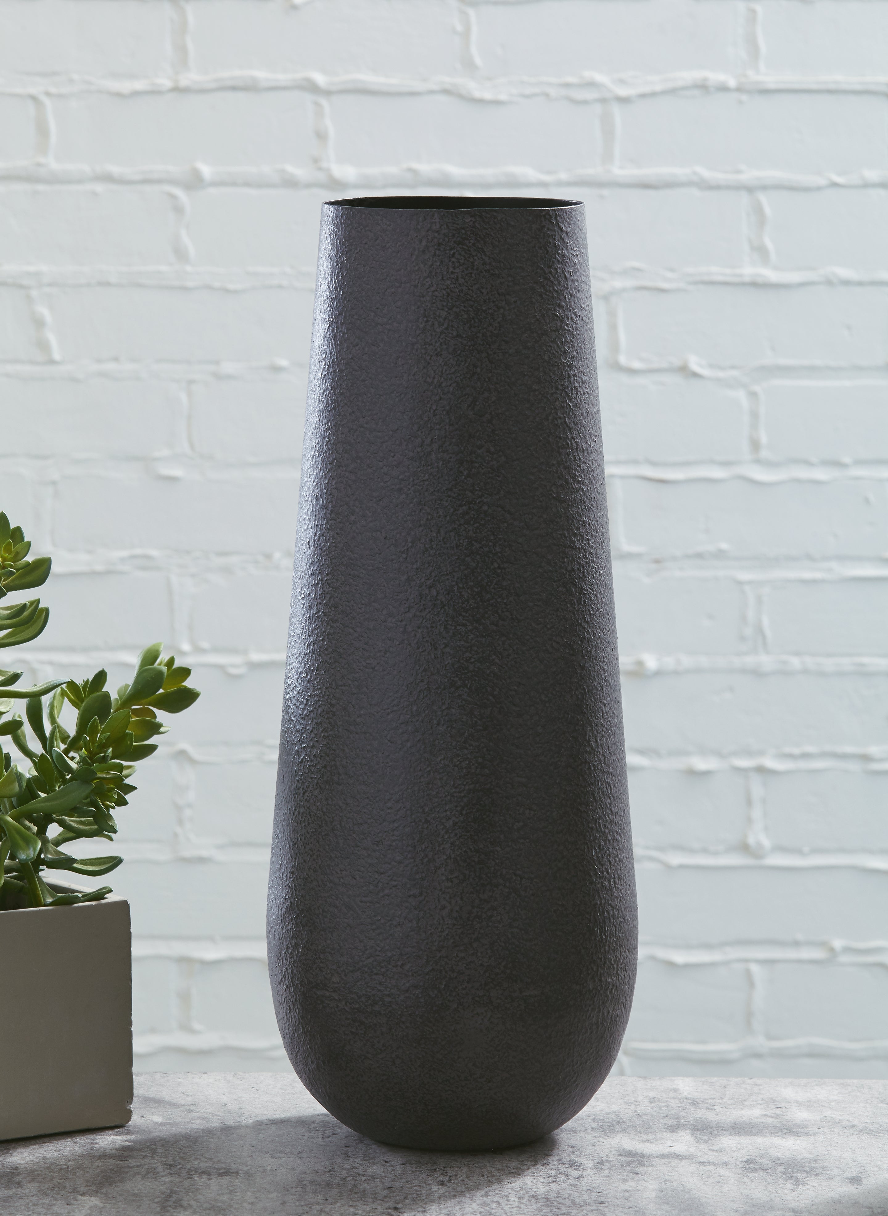 Floridian Furniture - Ashley Furniture - Fynn Vase - Vase / Antique Brown - A2000516