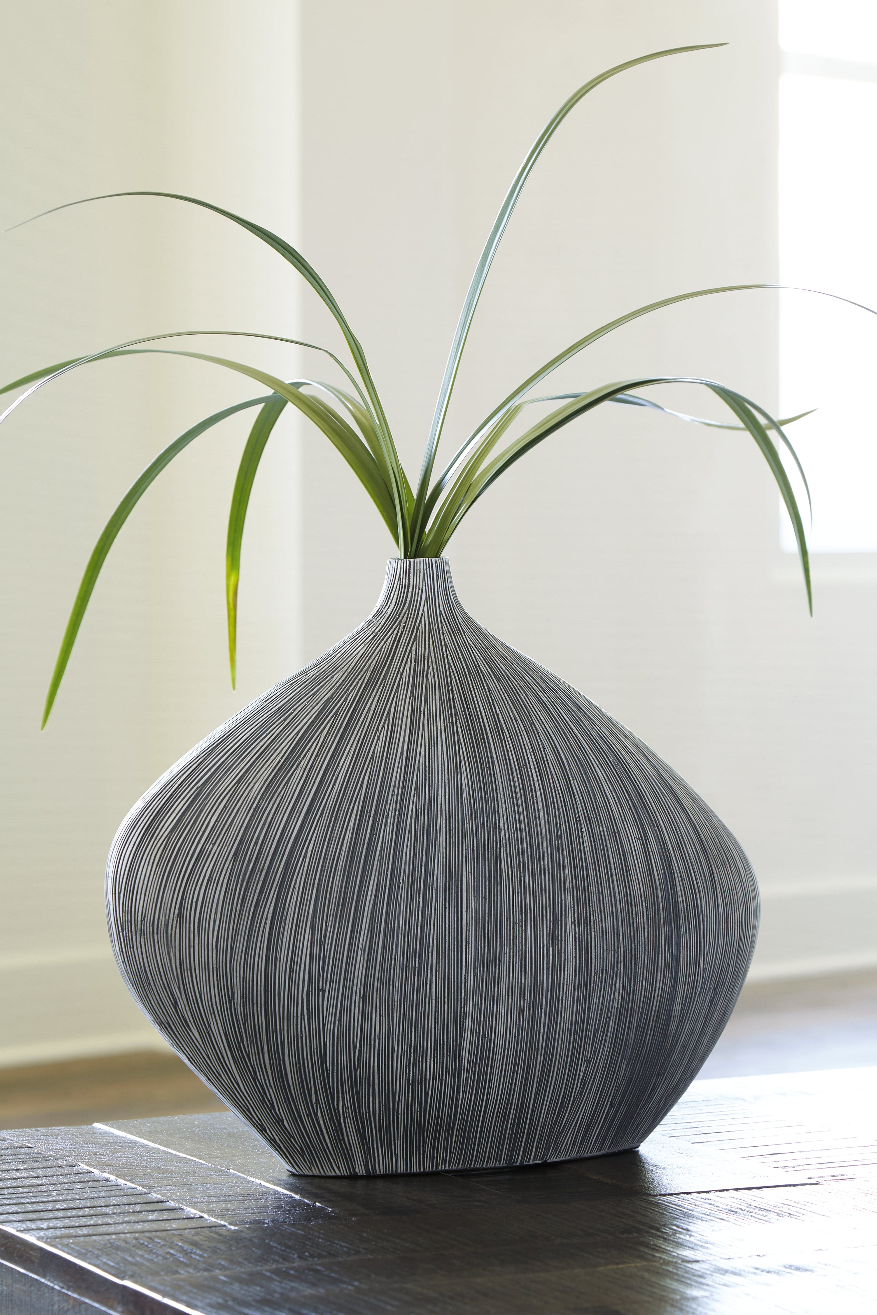 Floridian Furniture - Ashley Furniture - Donya Vase - Vase / Antique Black - A2000547