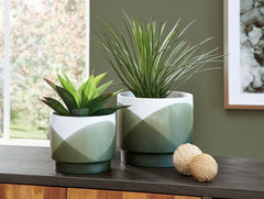 Floridian Furniture - Ashley Furniture - Ardenridge Planter (Set of 2) - Planter Set (Set of 2) / Green/White - A2000579