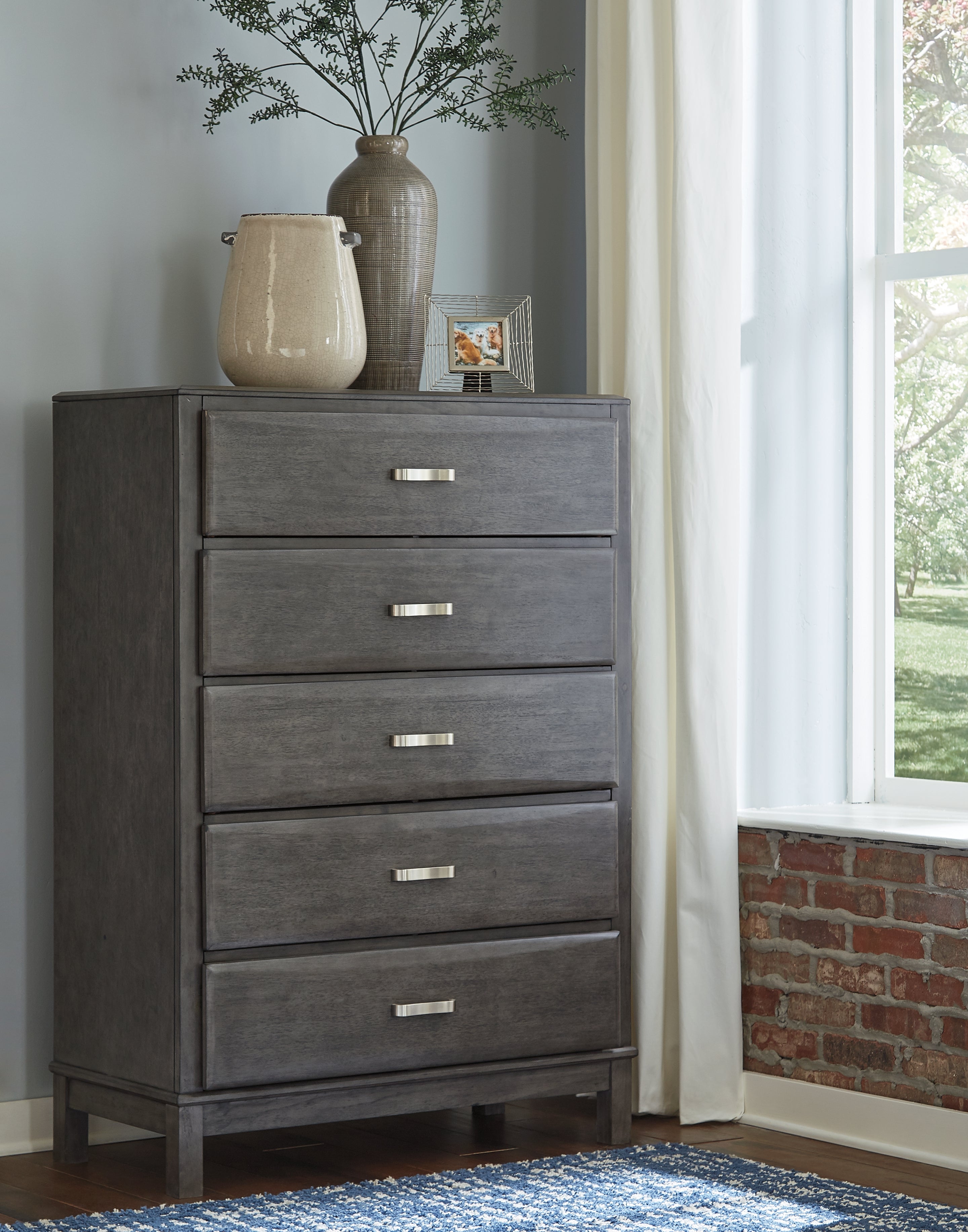 Floridian Furniture - Ashley Furniture - Caitbrook Bedroom - Five Drawer Chest / Gray - B476-46
