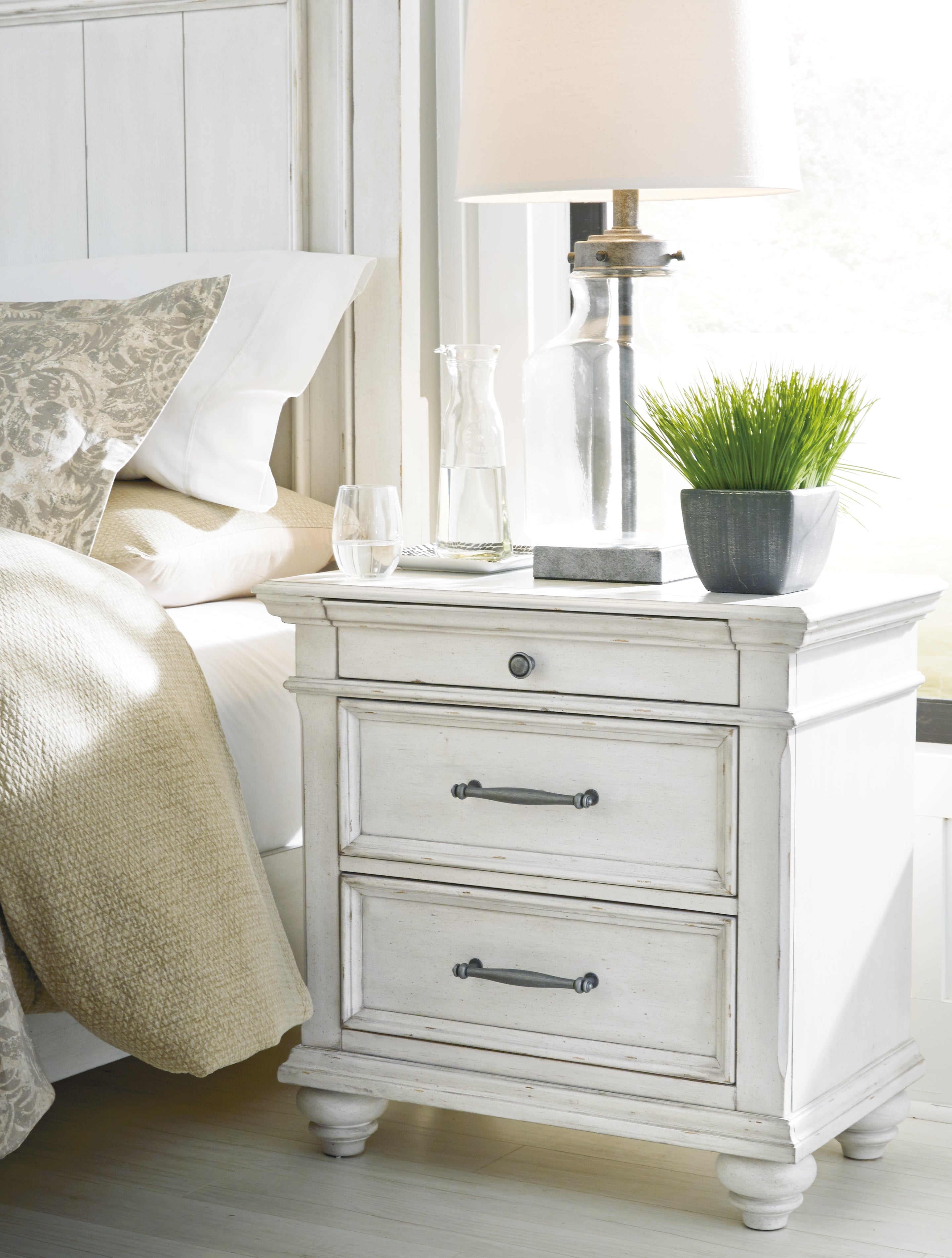 Floridian Furniture - Ashley Furniture - Kanwyn Bedroom - Three Drawer Night Stand / Whitewash - B777-93