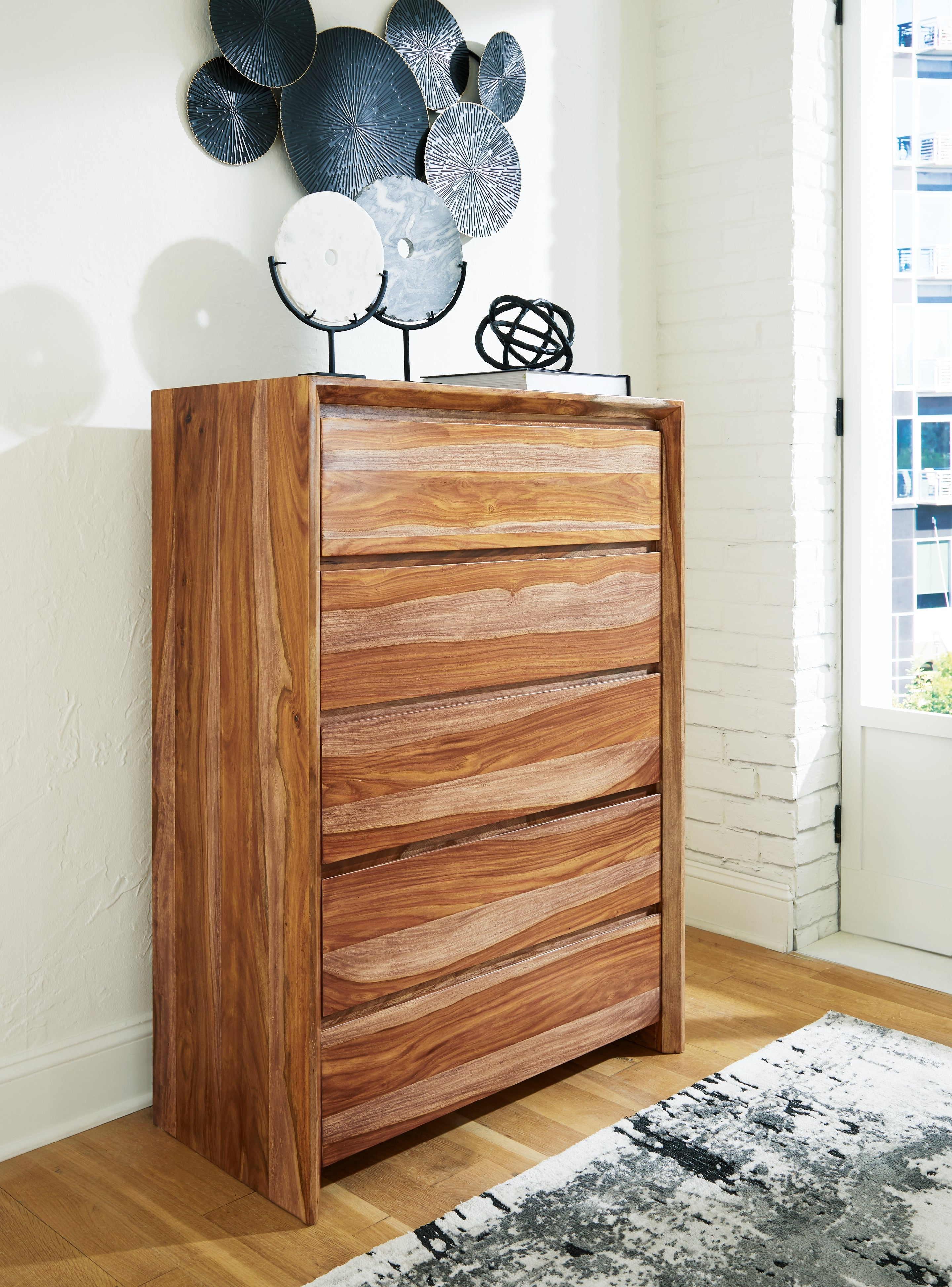 Floridian Furniture - Ashley Furniture - Dressonni Bedroom - Five Drawer Chest / Brown - B790-46