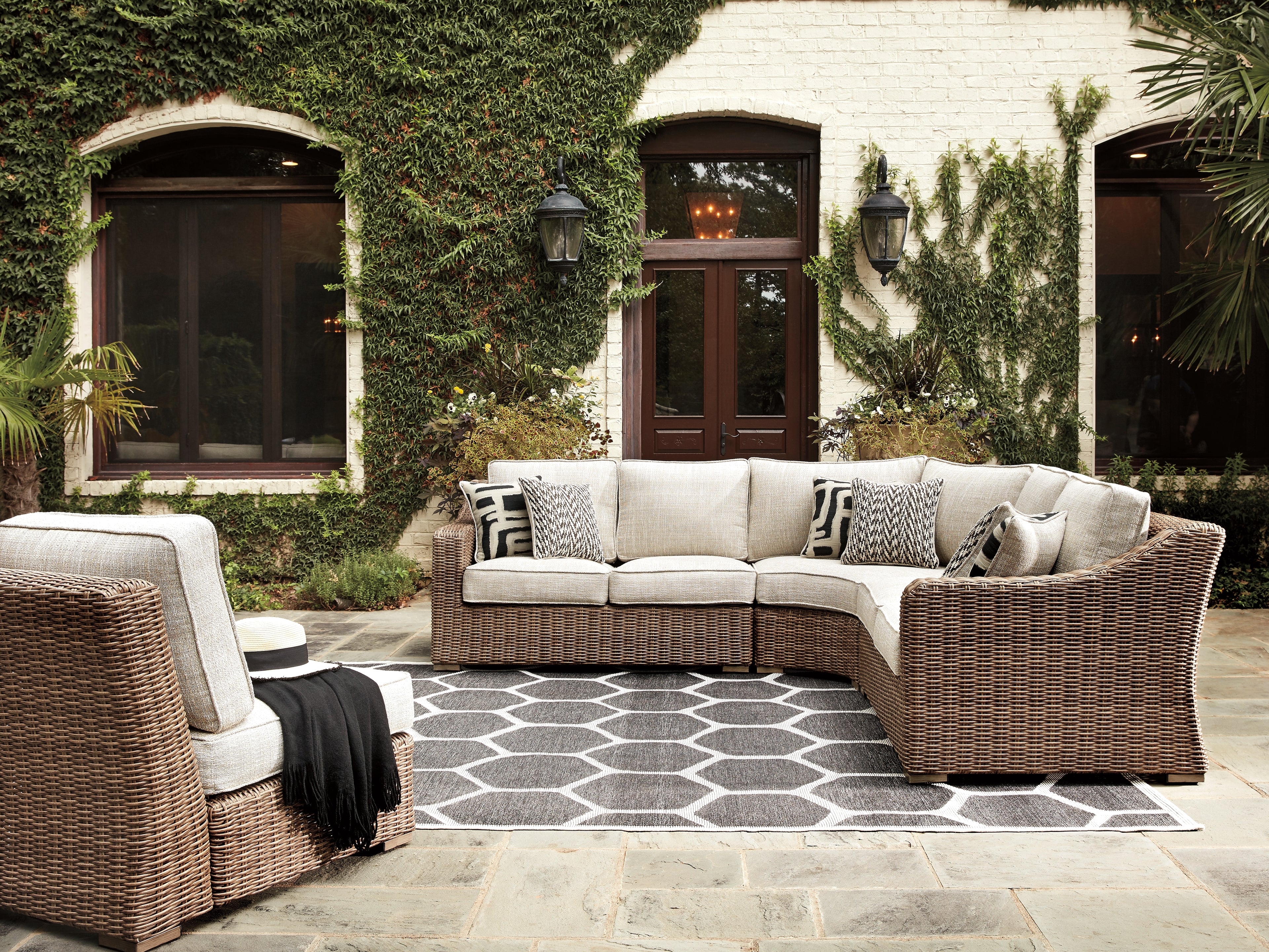 Floridian Furniture - Ashley Furniture - Beachcroft Outdoor - 5-Piece Outdoor Seating Set / Beige - P791P8