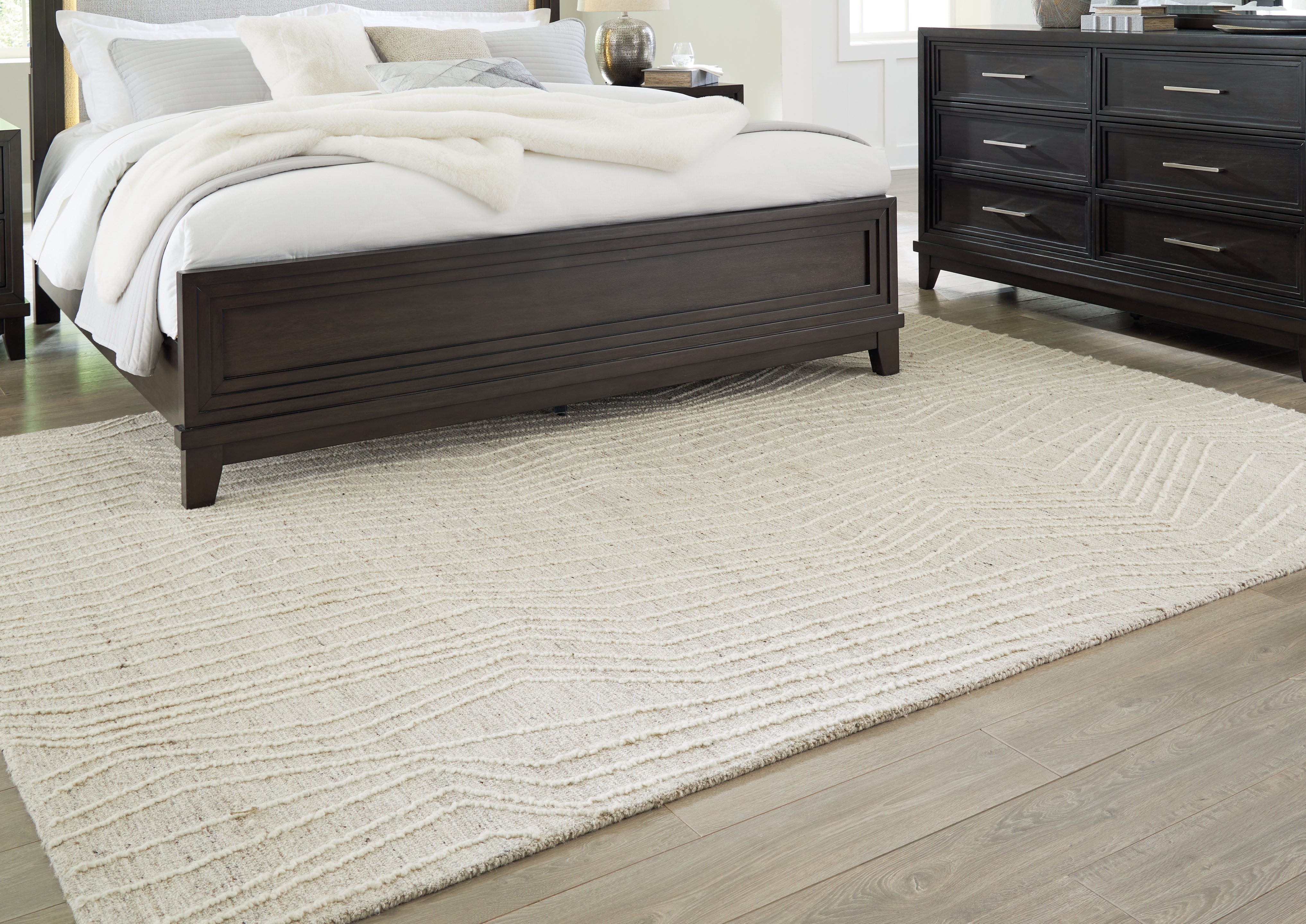 Floridian Furniture - Ashley Furniture - Varahill Rug - 8' x 10' Rug / Gray/Ivory - R406931
