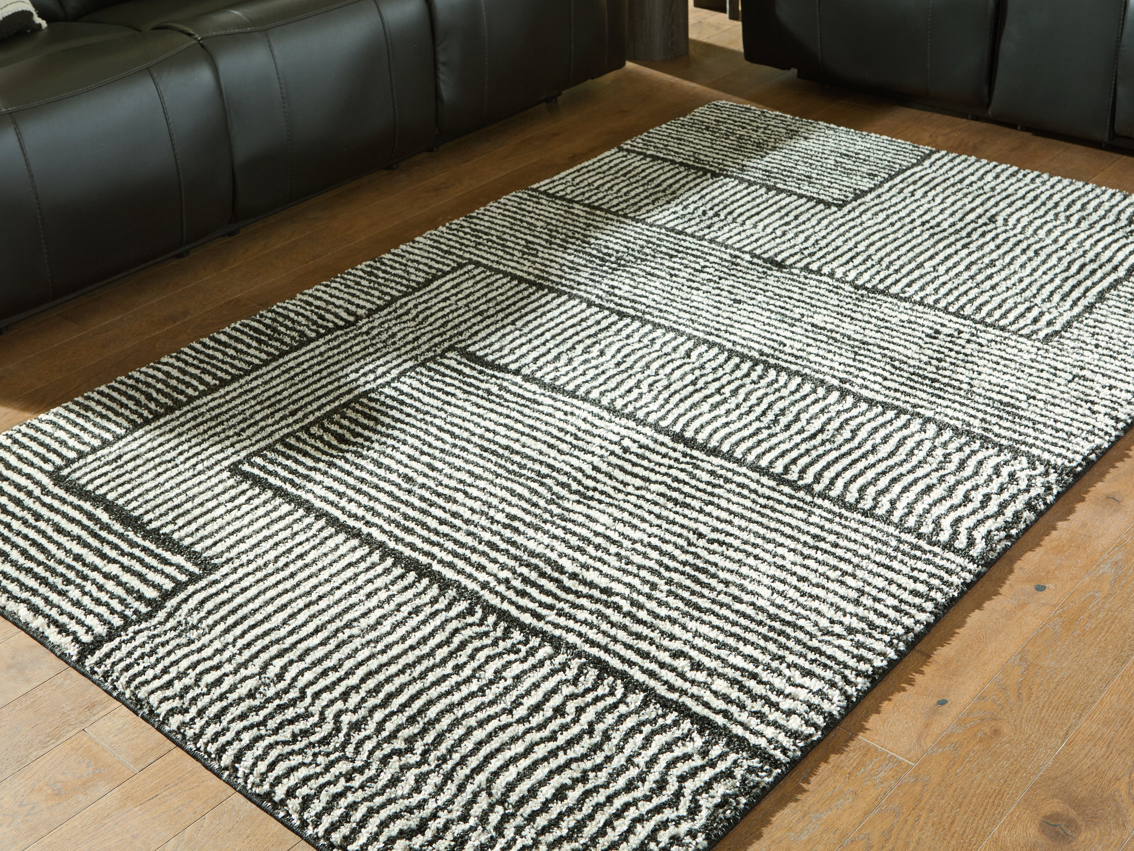 Floridian Furniture - Ashley Furniture - Kurtmen Rug - 5' x 7' Area Rug / Black/Ivory - R407592