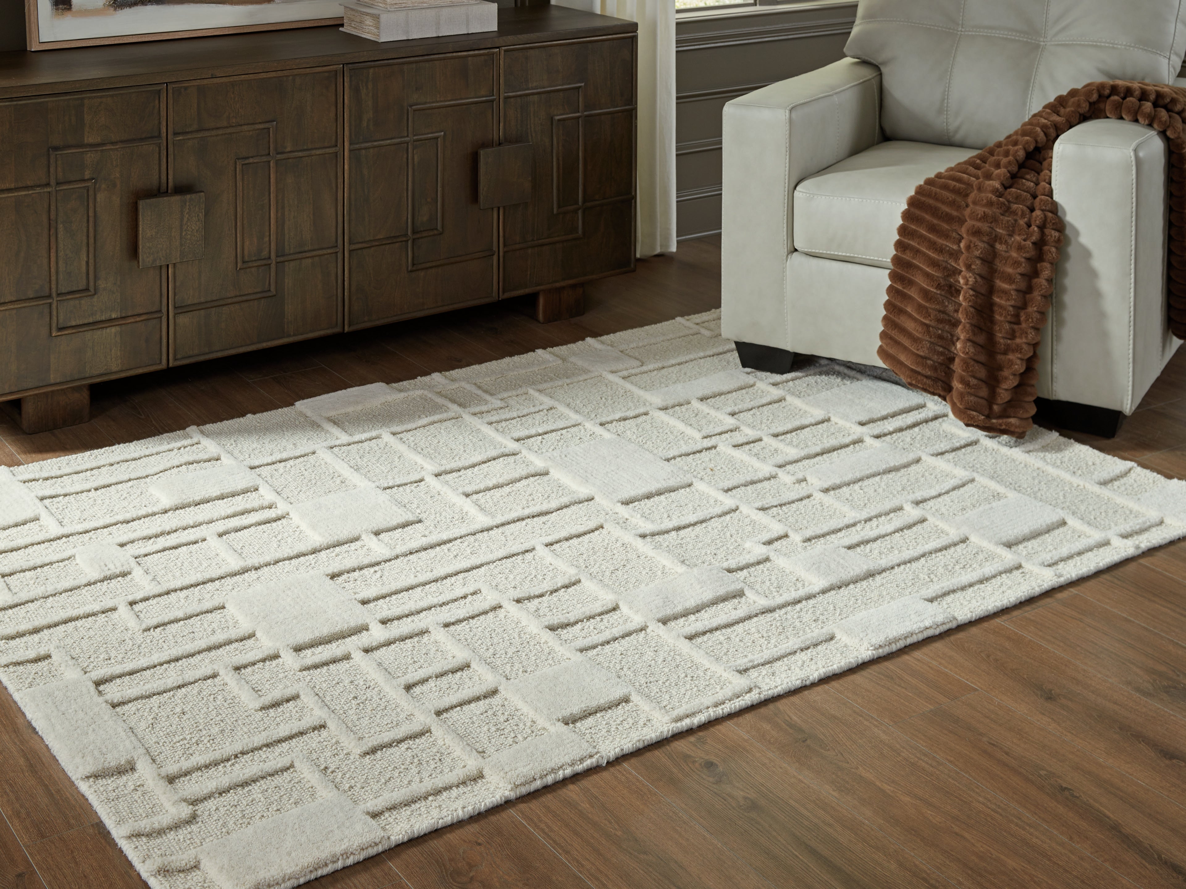 Floridian Furniture - Ashley Furniture - Empriss Rug - 5' x 7' Area Rug / Ivory - R407622